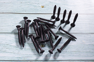 O que é parafuso chipboard e por que ele garante montagens mais resistentes